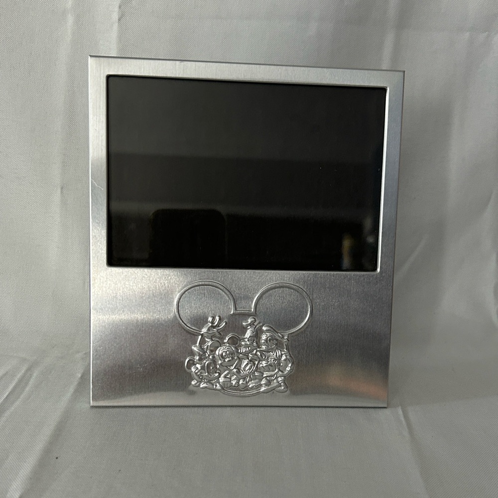 Silver Metal Disney Unlimited Intercraft 6 x 4 frame featuring Mickey & Gang - Picture 2 of 6